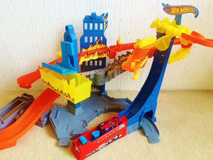 Укротители огня Hot Wheels