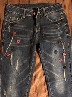 Джинсы с вышивкой