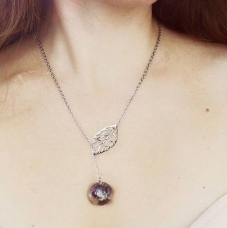 Колье с цветком лесной фиалки в эпоксидной смоле