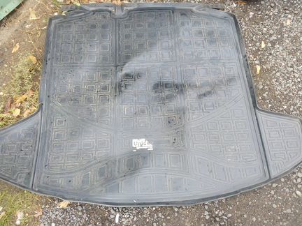 Резиновый коврик в багажник