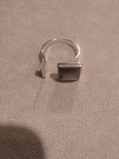 Стильное серебряное кольцо с перламутром дизайнерс