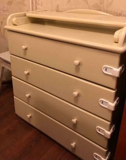 Детская кроватка и комод с пеленальным столиком