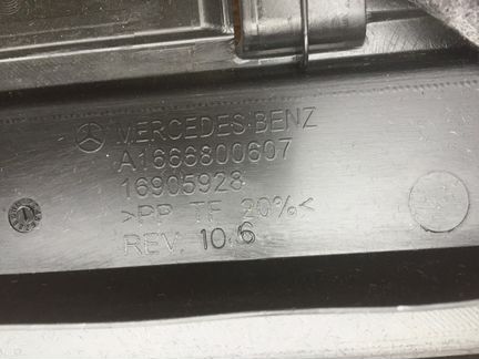 Накладка под торпедой R Мерседес 166 A1666800607